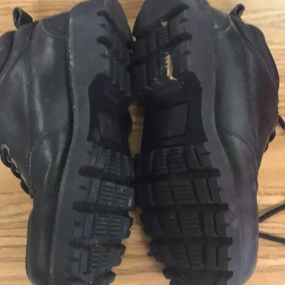 Bass size 10 black leather lace up boots great condition